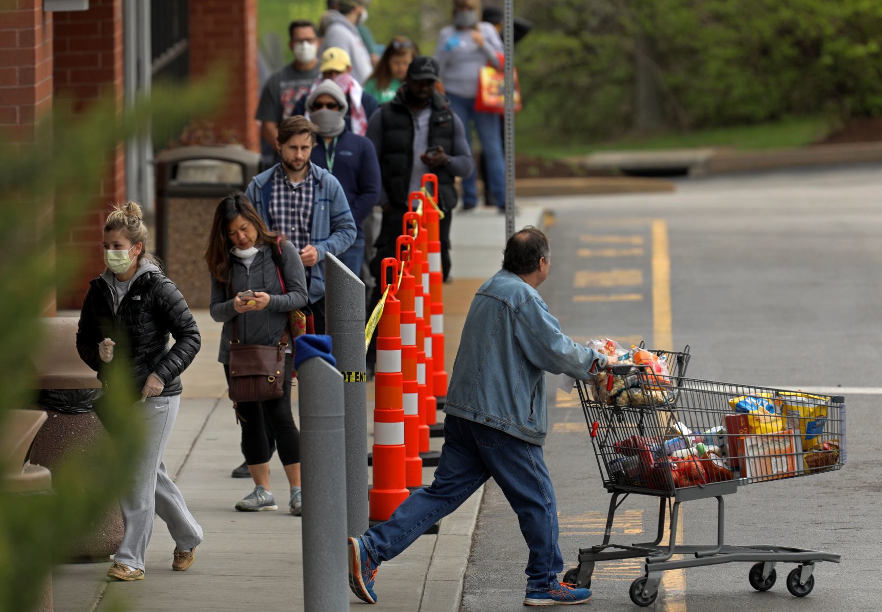 Statewide advisory prompts grocers to space customers